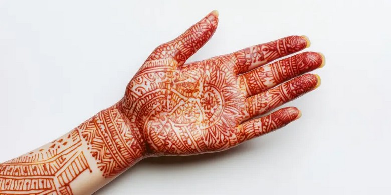 Bàn tay được vẽ họa tiết henna tinh xảo màu nâu đỏ truyền thống