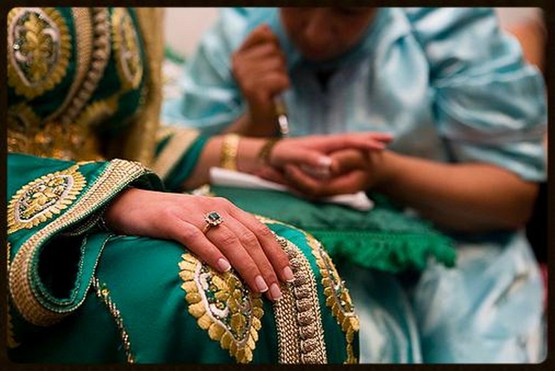 Nghệ nhân vẽ henna cho du khách tại khu chợ Souk Madinat Jumeirah