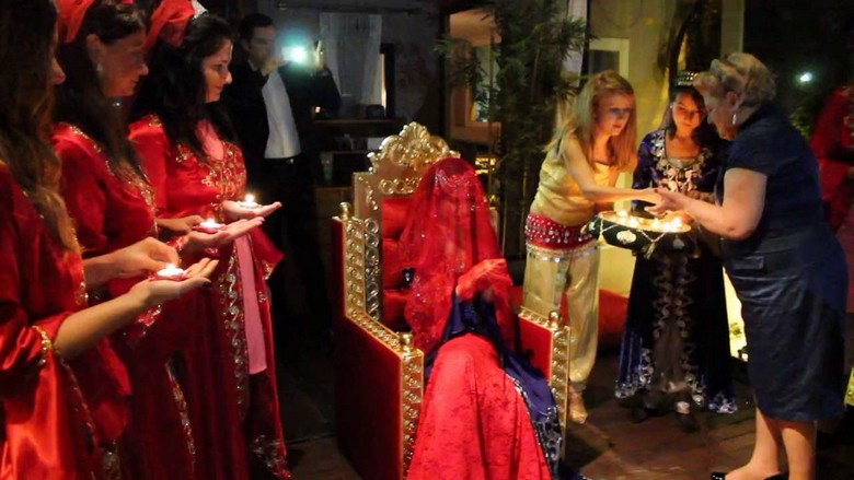 Buổi tiệc Henna Night truyền thống trước đám cưới Emirati với cô dâu ngồi giữa
