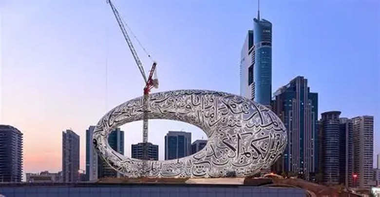 Bảo Tàng Tương Lai hình elip bọc thép khắc thư pháp Arab nổi bật trên đường Sheikh Zayed Road