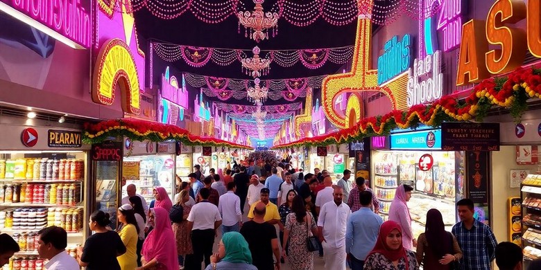 Khu vực mua sắm trang trí rực rỡ trong mùa Dubai Shopping Festival
