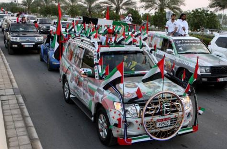Diễu hành xe hơi trang trí cờ UAE mừng Ngày Quốc khánh tại Dubai