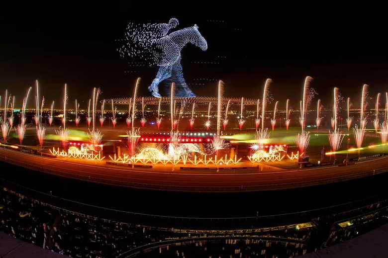 Trường đua Meydan Racecourse rực sáng vào đêm diễn ra Dubai World Cup