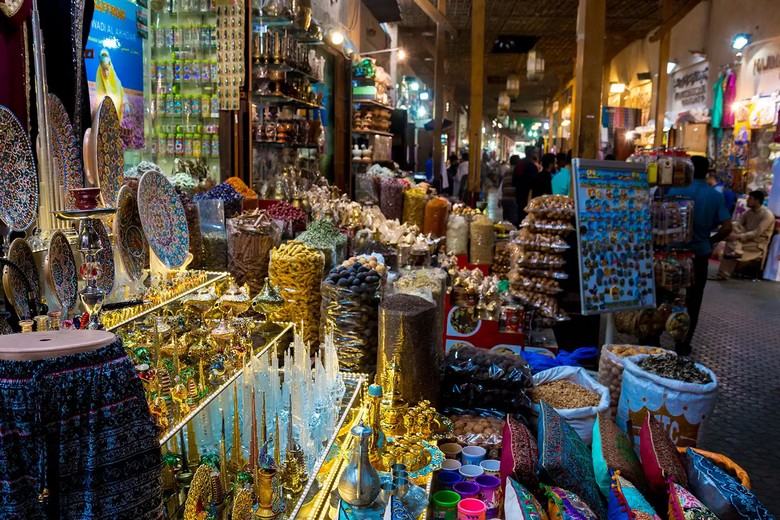 Bốn đặc sản Dubai bày cùng nhau, chà là, vàng, nước hoa và saffron