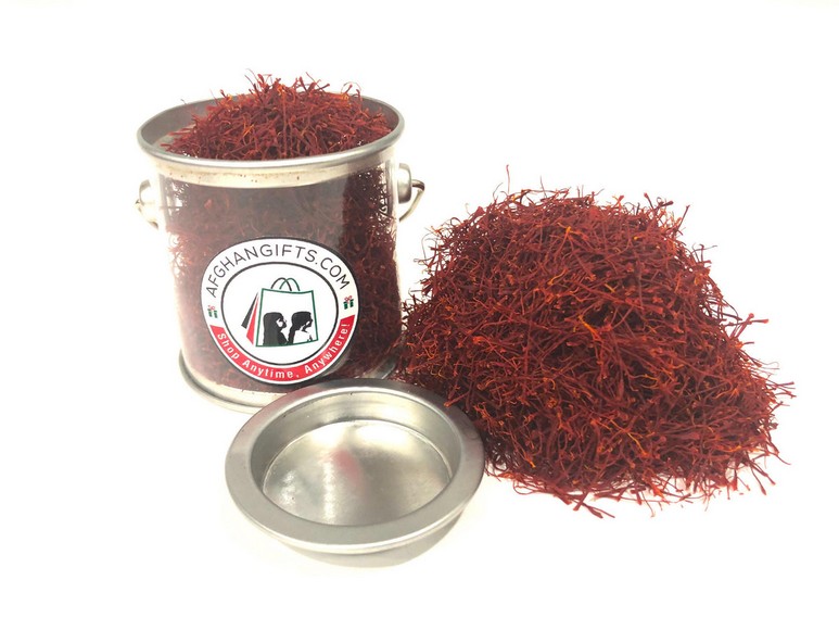 Sợi saffron đỏ sậm trong hộp nhỏ tại chợ Gia Vị