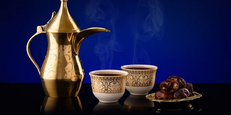 Bình dallah và tách finjan truyền thống dùng pha cà phê Ả Rập