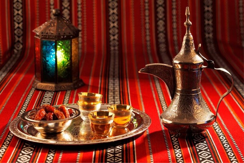 Bình cà phê dallah truyền thống và tách nhỏ không tay cầm bày cùng chà là