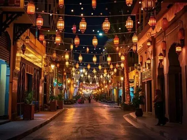 Đèn lồng trang trí Ramadan tại một khu phố Dubai về đêm