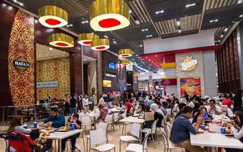 Khu ẩm thực trong trung tâm thương mại vẫn phục vụ khách ban ngày