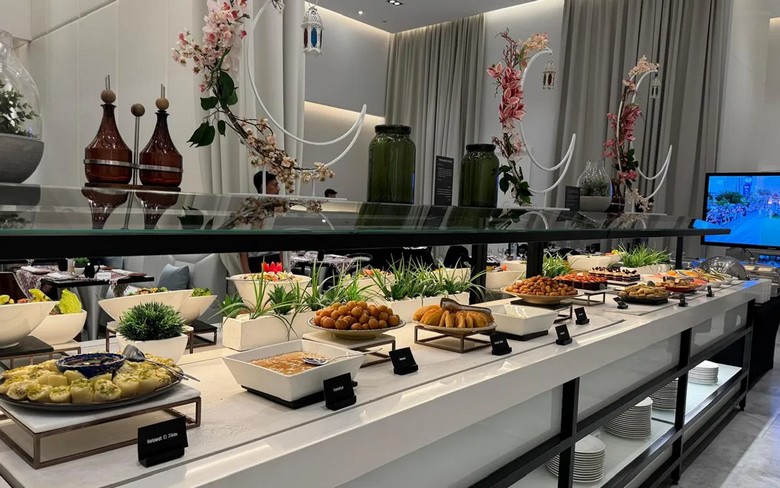 Buffet Iftar với các món Trung Đông tại một khách sạn Dubai