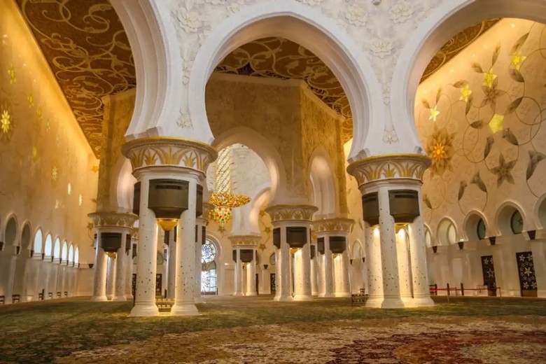 Tấm thảm dệt tay khổng lồ bên trong chính điện Đại Thánh đường Sheikh Zayed