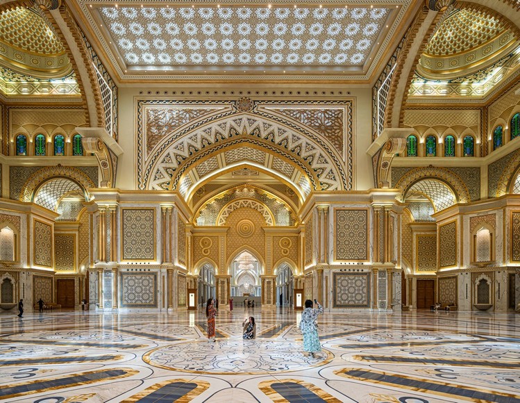 Sảnh Great Hall dát vàng bên trong cung điện Qasr Al Watan