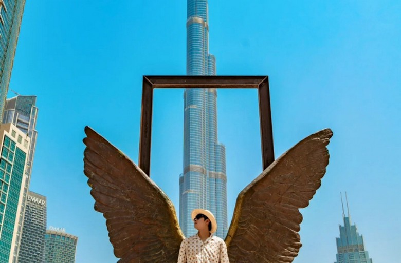 Khách chụp ảnh miễn phí với tháp Burj Khalifa từ khu Downtown Dubai