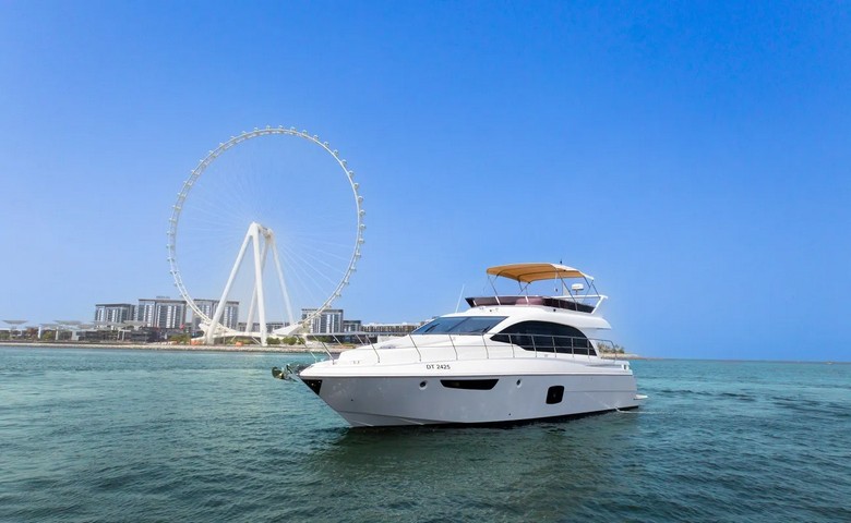 Du thuyền neo tại bến du thuyền Dubai Marina