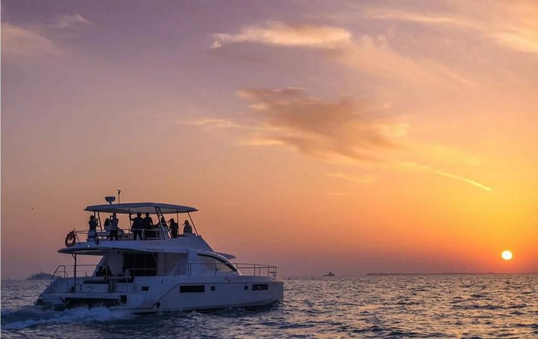 Nhóm khách trên du thuyền ngắm đường chân trời Dubai