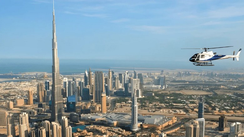 Trực thăng bay ngang tháp Burj Khalifa nhìn từ trên cao