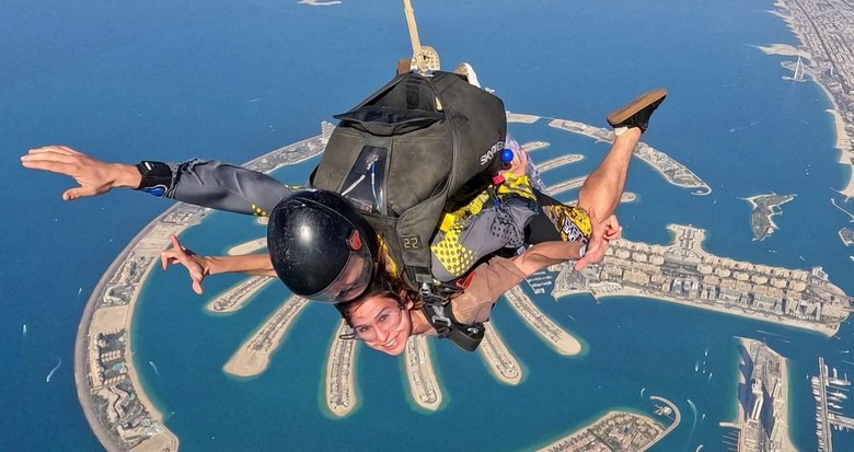 Người nhảy dù đôi rơi tự do trên bầu trời Palm Jumeirah