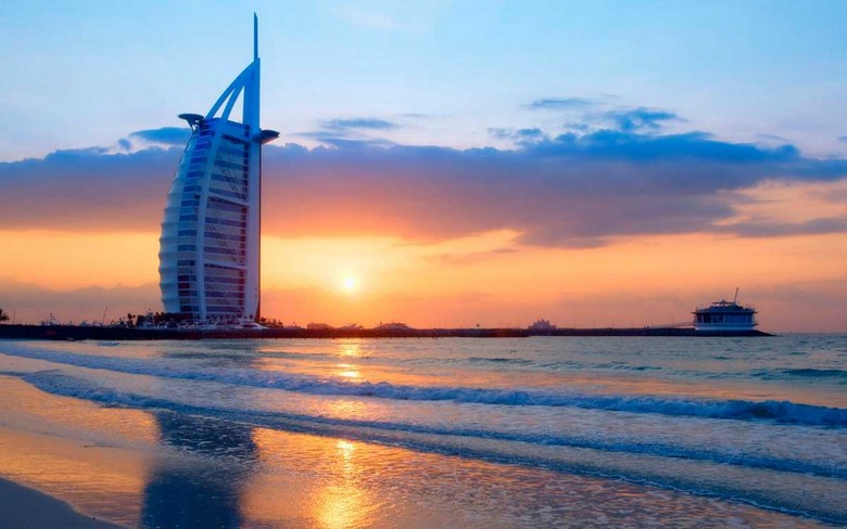 Hoàng hôn nhìn từ Jumeirah Open Beach hướng về Burj Al Arab