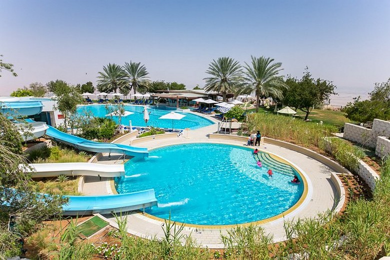Hồ bơi và bãi cỏ xanh tại Al Mamzar Beach Park