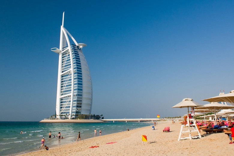 Khách tắm biển buổi sáng sớm tại một bãi biển Dubai mùa mát