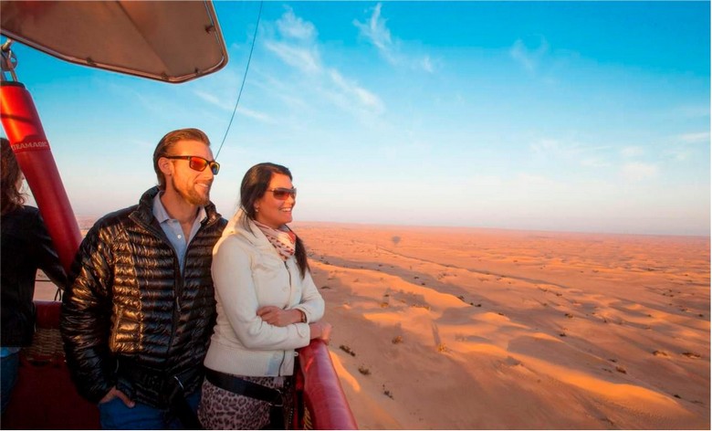 Khoang chở khách của khinh khí cầu nhìn xuống đồi cát sa mạc Dubai