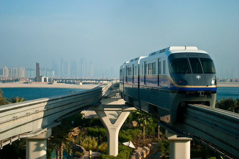  Tàu một ray Palm Monorail chạy dọc thân đảo cọ