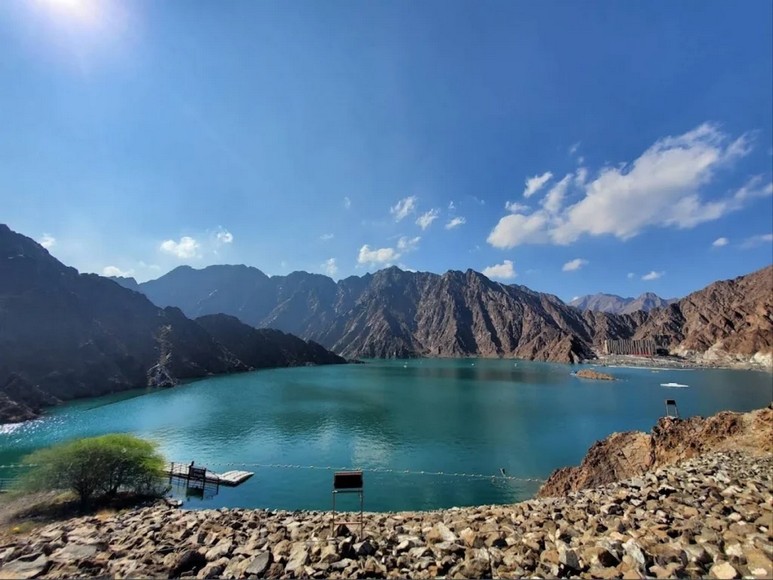 Hồ Hatta Dam nước xanh trong giữa dãy núi Hajar