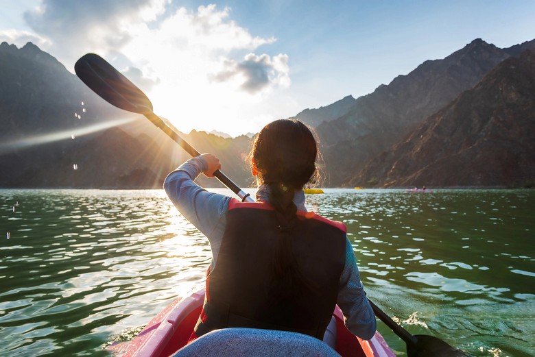 Khách chèo kayak trên mặt hồ Hatta Dam buổi sáng sớm