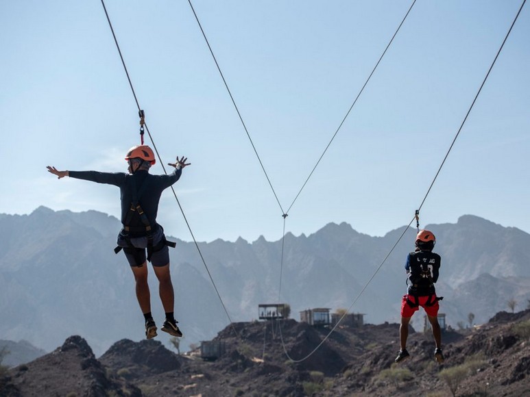 Khách chơi zipline và đạp xe địa hình tại Hatta Wadi Hub