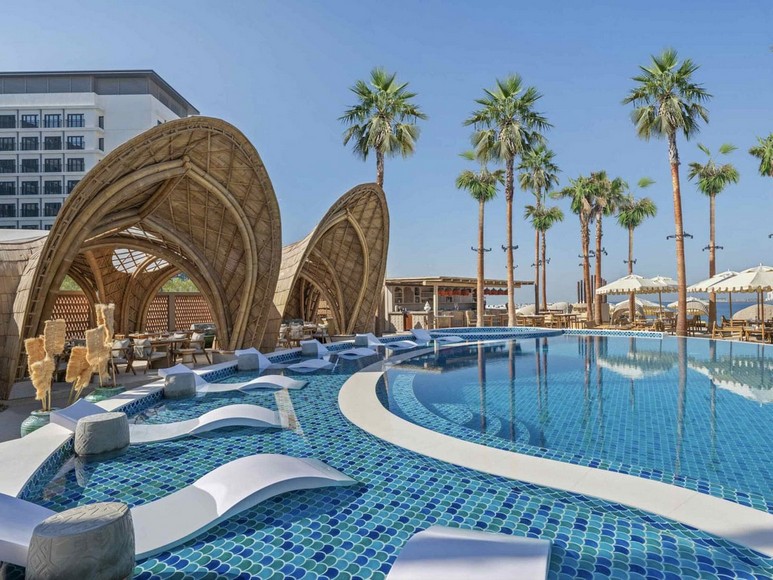 Khu vực bể bơi khách sạn tại Dubai nơi trang phục thoải mái hơn