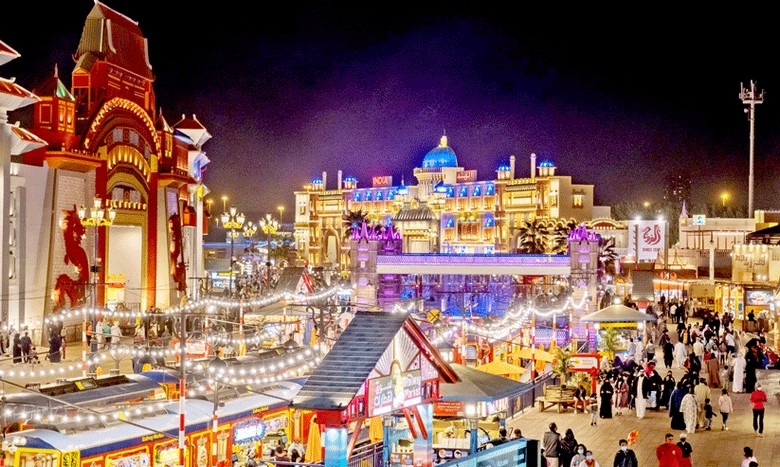 Toàn cảnh các gian hàng rực rỡ ánh đèn tại Global Village Dubai về đêm