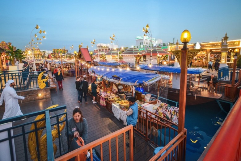Đồ ăn đường phố châu Á được bán trên thuyền tại khu Floating Market