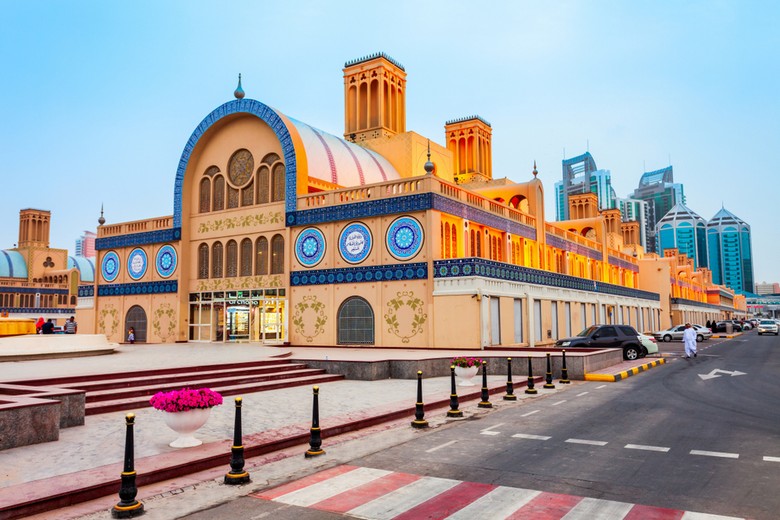 Toàn cảnh Chợ Xanh Blue Souk Sharjah với mái vòm lát gạch xanh đặc trưng