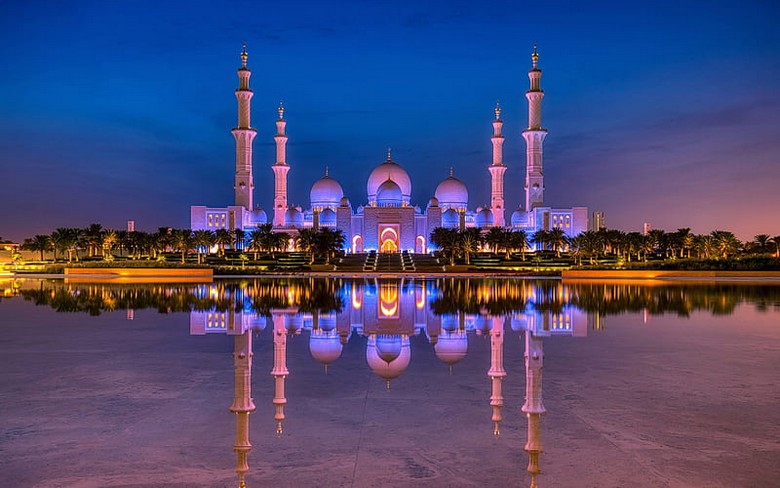 Thánh đường Al Noor Sharjah soi bóng bên hồ Khalid lúc hoàng hôn