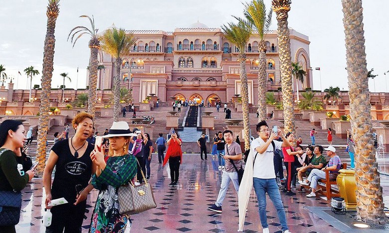 Khách du lịch chụp ảnh lưu niệm trước sảnh chính Emirates Palace
