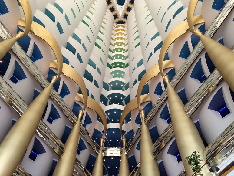 Sảnh atrium dát vàng cao gần 180 mét bên trong Burj Al Arab