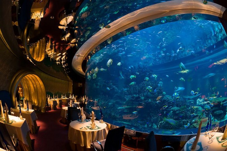 Nhà hàng Al Mahara với bể cá khổng lồ bên trong Burj Al Arab
