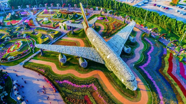 Mô hình máy bay Emirates A380 phủ đầy hoa tươi tại Miracle Garden
