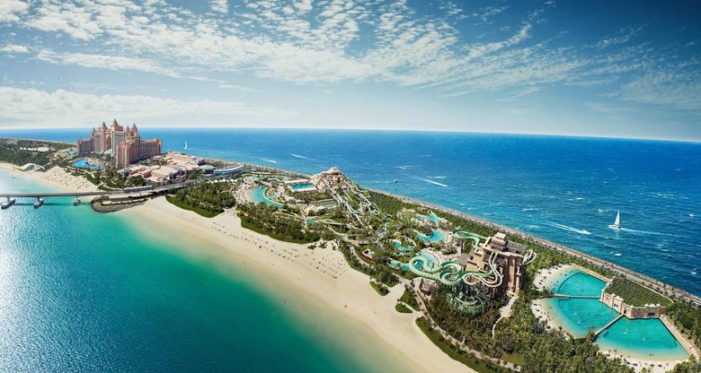 Toàn cảnh công viên nước Aquaventure với các máng trượt tại Atlantis The Palm