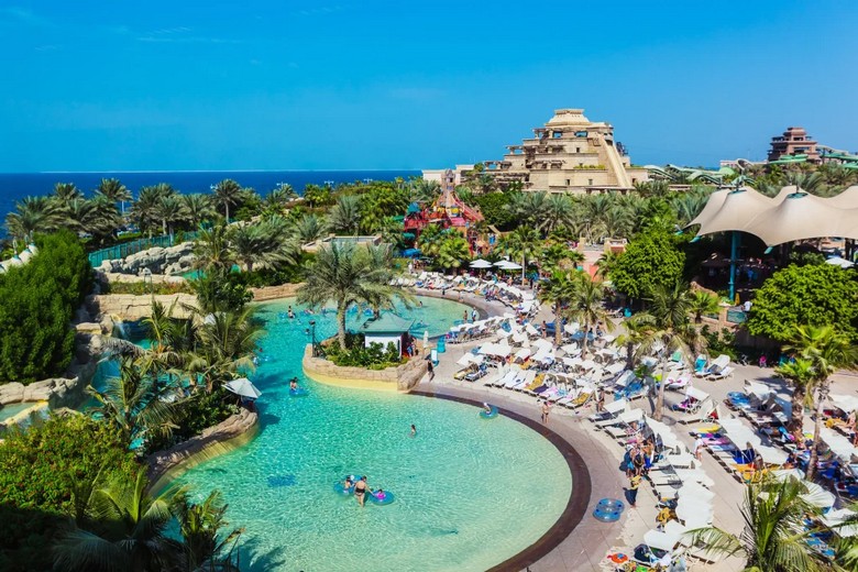 Gia đình thư giãn trên bãi biển riêng của Aquaventure