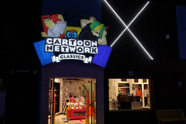Quầy lưu niệm cùng nhân vật hoạt hình tại khu Cartoon Network