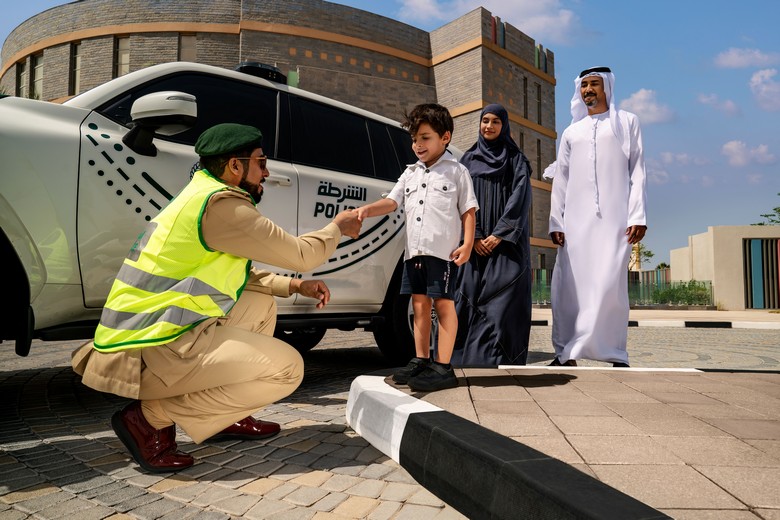 Đường phố Dubai sạch sẽ với cảnh sát tuần tra vào ban ngày