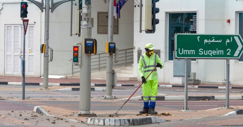 Đội ngũ vệ sinh công cộng làm việc trên phố đi bộ Dubai