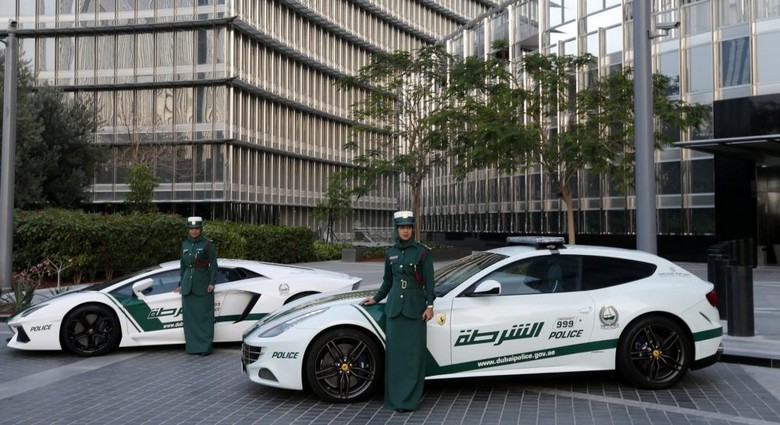 Xe cảnh sát Dubai đặc trưng đậu trước một trung tâm thương mại