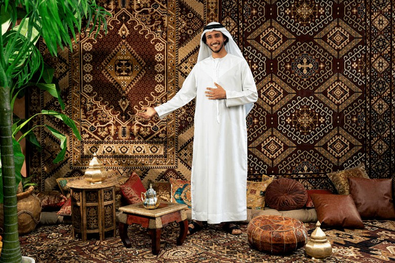 Người đàn ông Emirati mặc kandura trắng và ghutra truyền thống