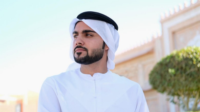 Ghutra trắng và agal đen đội trên đầu người đàn ông Emirati