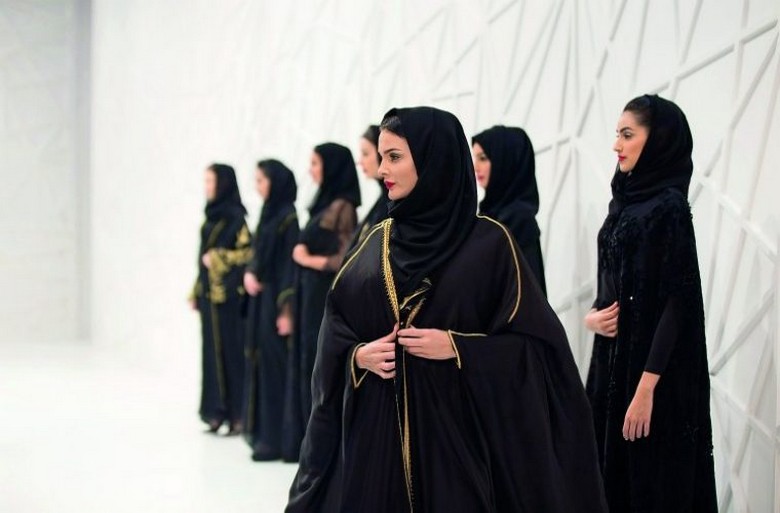 Phụ nữ Emirati mặc abaya đen thêu họa tiết tinh tế