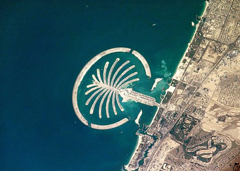 Tháp Burj Khalifa và đảo Palm Jumeirah nhìn từ trên cao