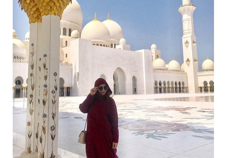  Áo choàng abaya và khăn trùm đầu sheila được chuẩn bị sẵn cho khách mượn miễn phí