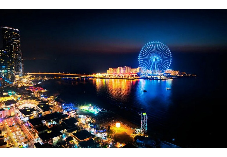 Bãi biển JBR về đêm với dãy nhà hàng dọc The Walk